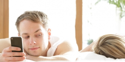 كيف تكتشفين أسرار زوجك؟