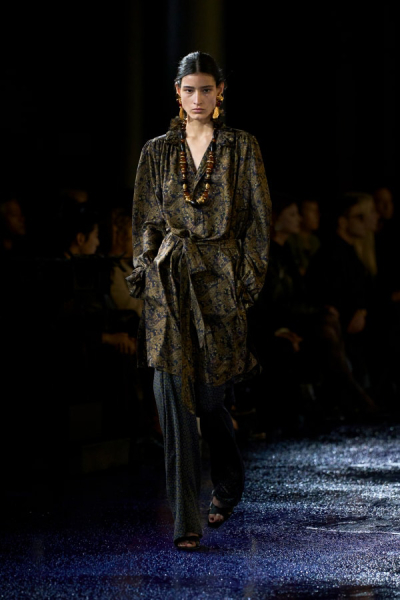 عرض أزياء Saint Laurent  لربيع وصيف 2025 من تصميم أنتوني فاكاريلو