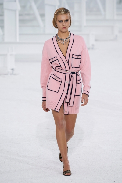 أزياء Chanel  بدرجات ألوان زاهية لربيع 2021