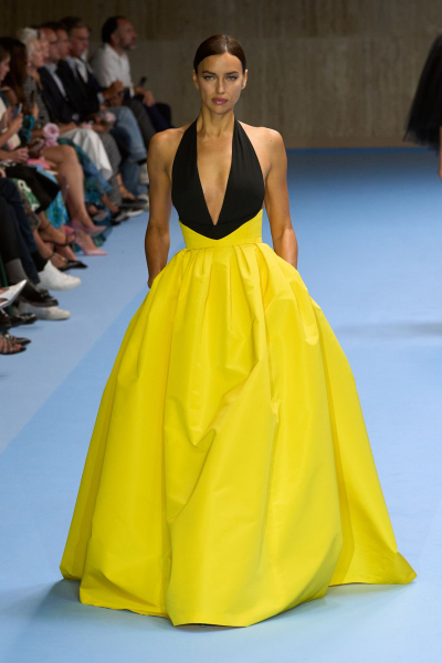 أزياءCarolina Herrera  بتوج بالألوان الزاهية والنقاط المنقطة